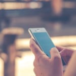 スマホを見る女性