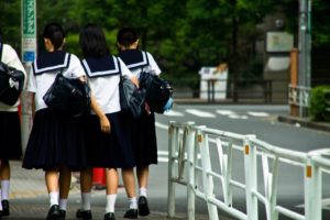 女学生の登校
